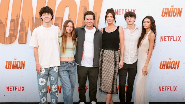 HOLA 4178 MARK WAHLBERG Y SU FAMILIA NUMEROSA EN EL ESTRENO DE 'EL SINDICATO' 
