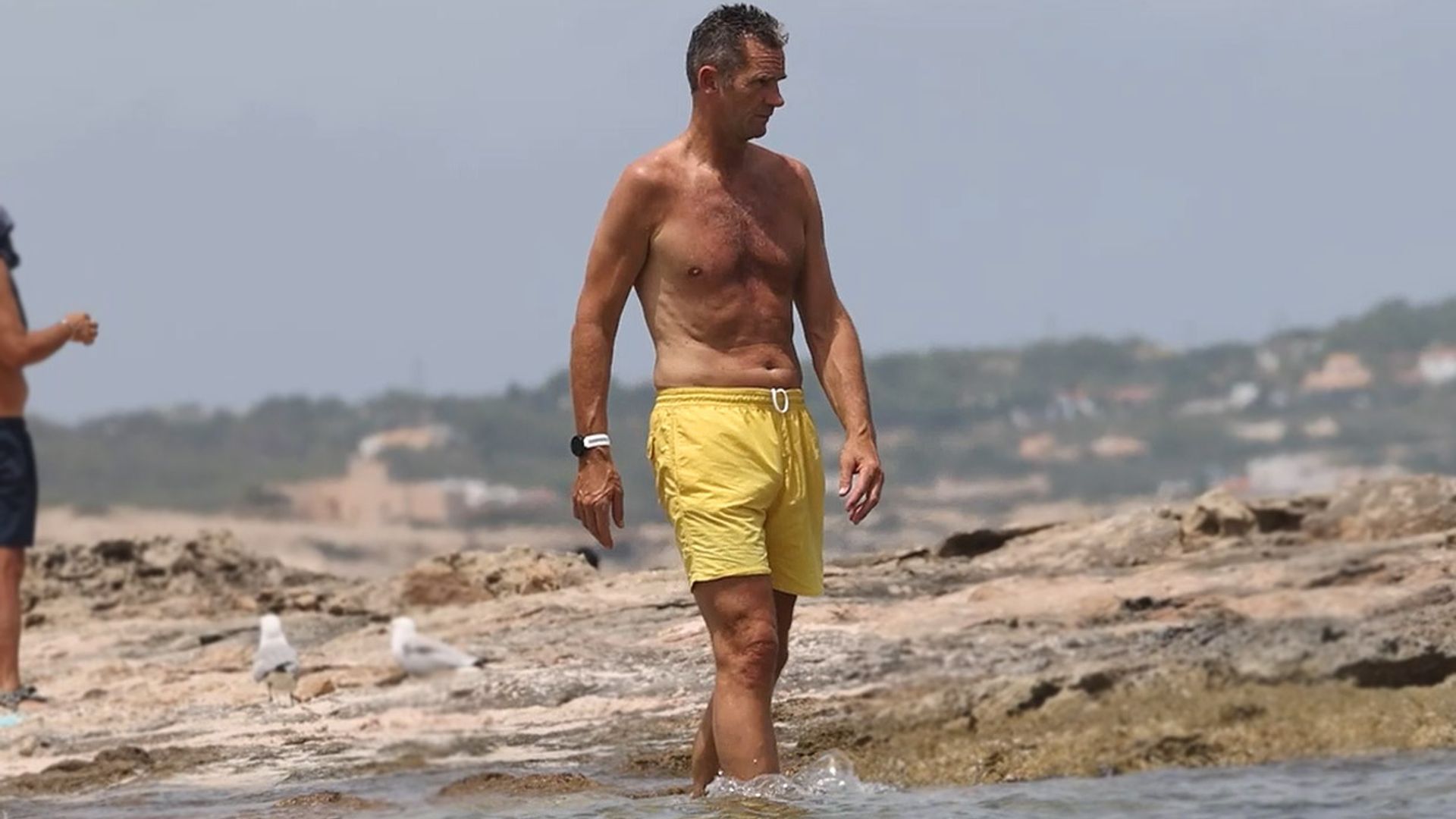 Iñaki Urdangarin disfruta de la playa con sus hijos en su primer verano tras su separación de la infanta Cristina