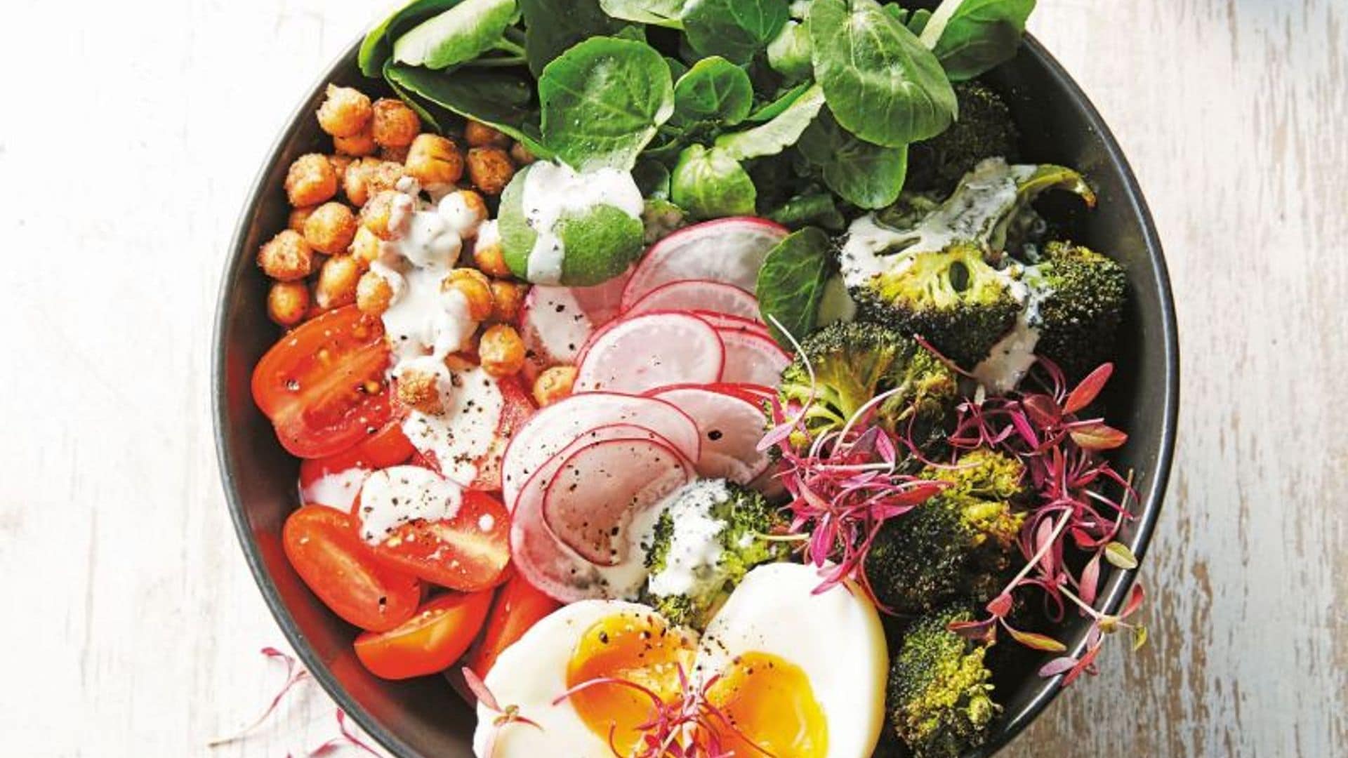 'Bowl' de garbanzos tostados, brócoli y salsa tahini