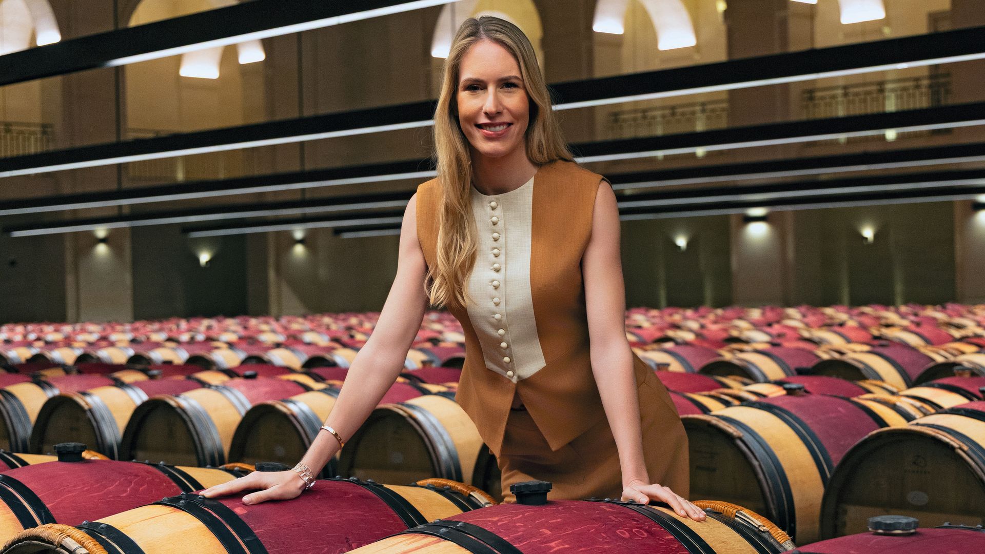 Charlotte Bouygues nos abre las puertas de su fabuloso Château Montrose en Burdeos, un refugio familiar rodeado de viñedos y con una espectacular bodega de 1000 metros cuadrados