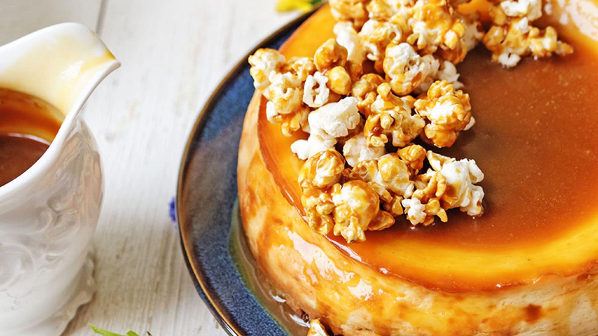 Tarta de queso fría con caramelo y palomitas