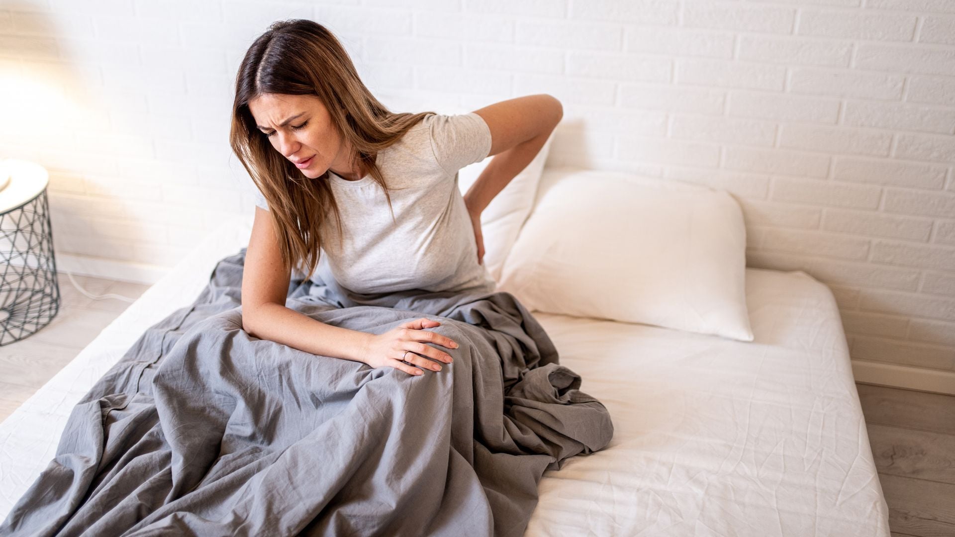 ¿Sientes un dolor agudo en la parte baja de la espalda? Esta podría ser la razón según un doctor