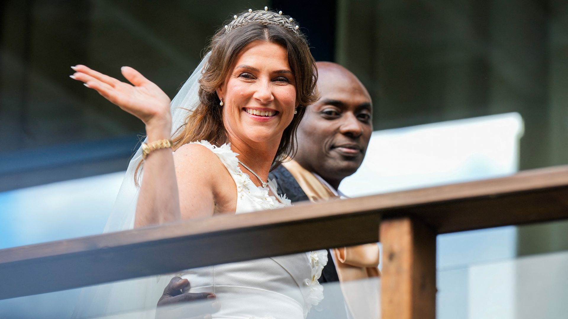La princesa y el chaman sellaron su historia de amor con una ceremonia religiosa realizada en Geiranger