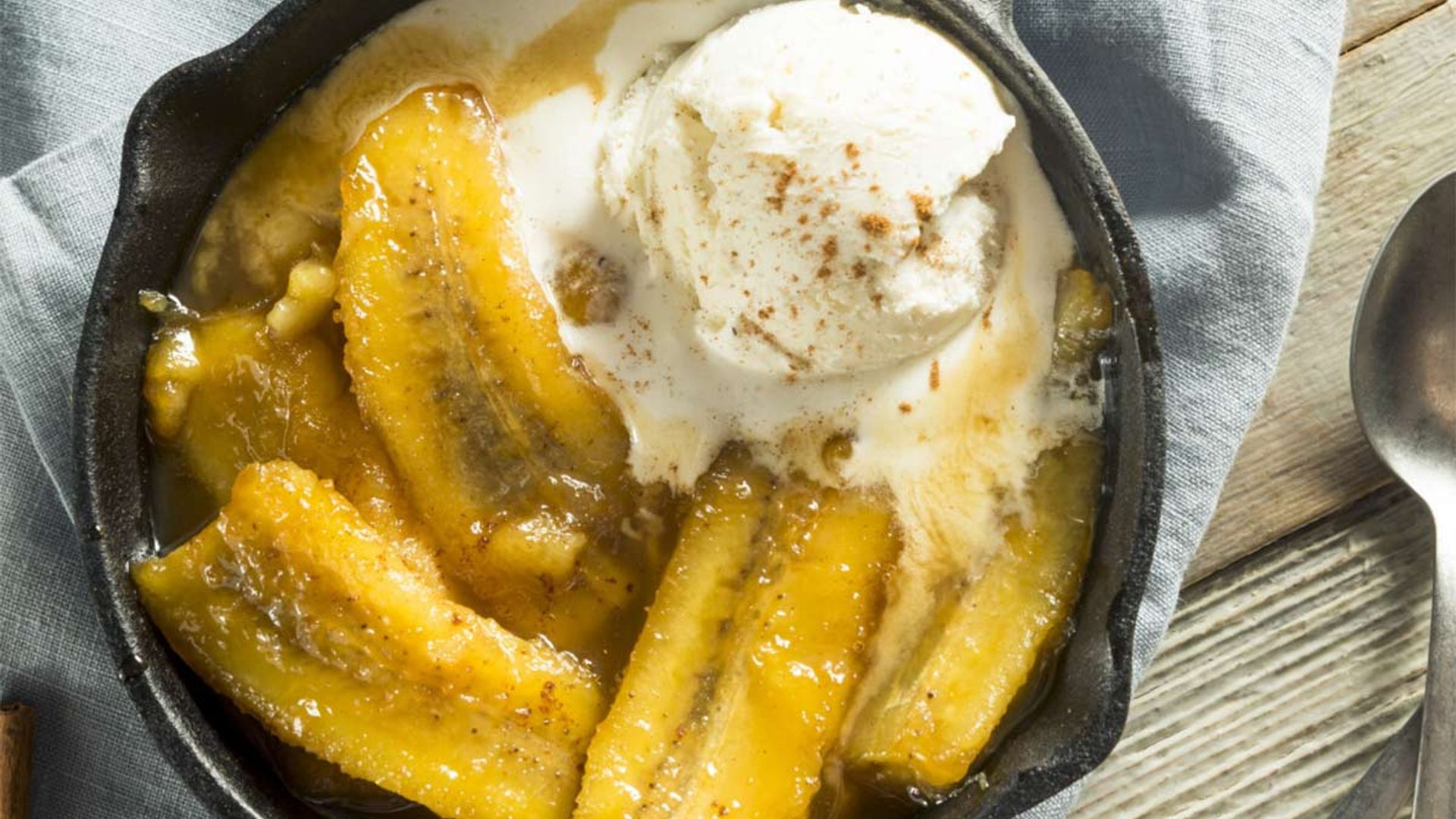 Plátanos flambeados con helado