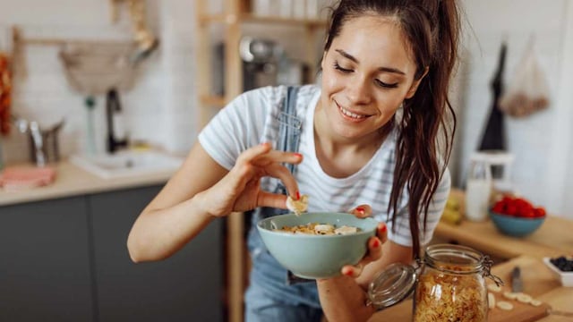 mujer comida sana