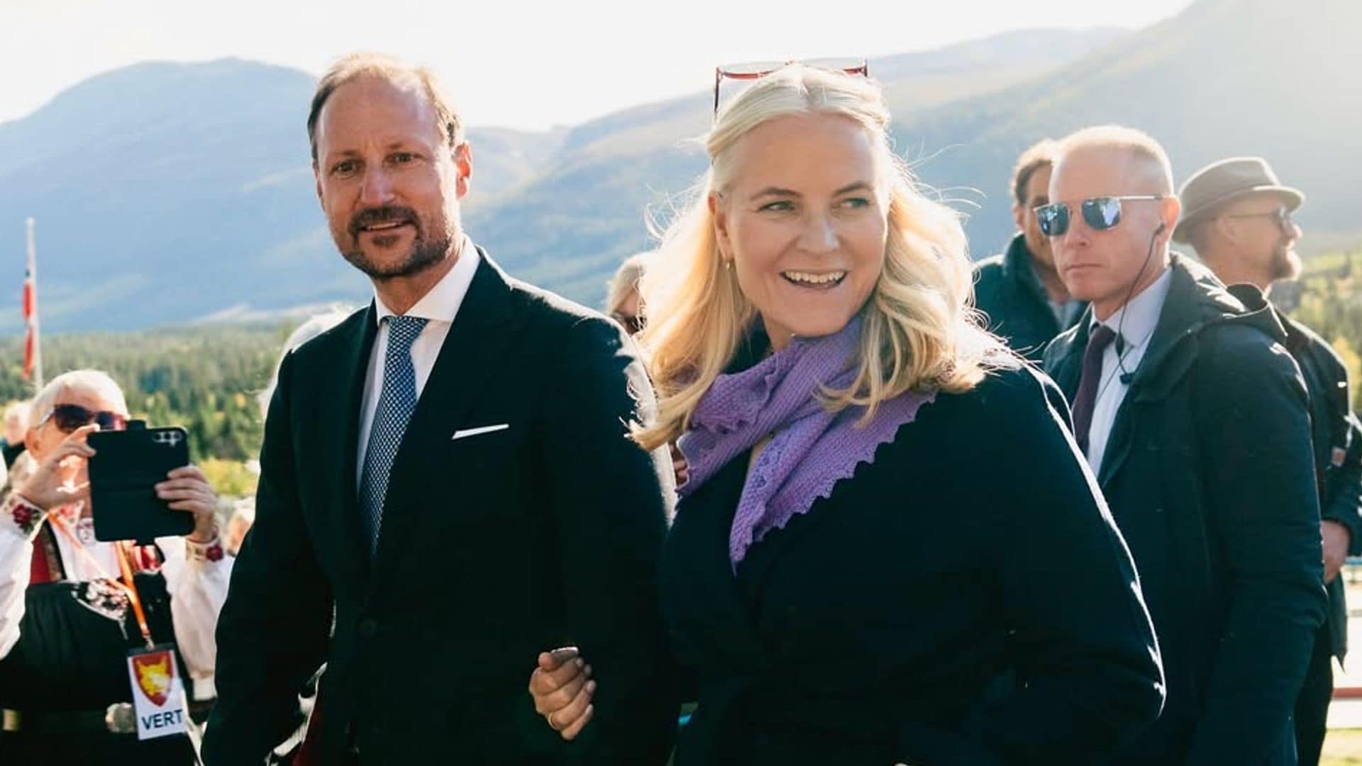 Los príncipes Haakon y Mette-Marit durante su viaje oficial de tres días por el valle de Hallingdal, septiembre de 2025