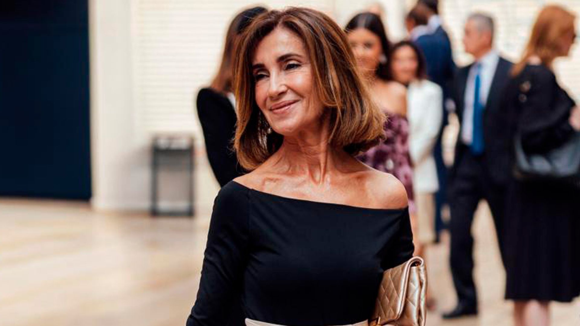 Madre de la novia con look de dos piezas negro de The IQ Collection x Roberto Diz