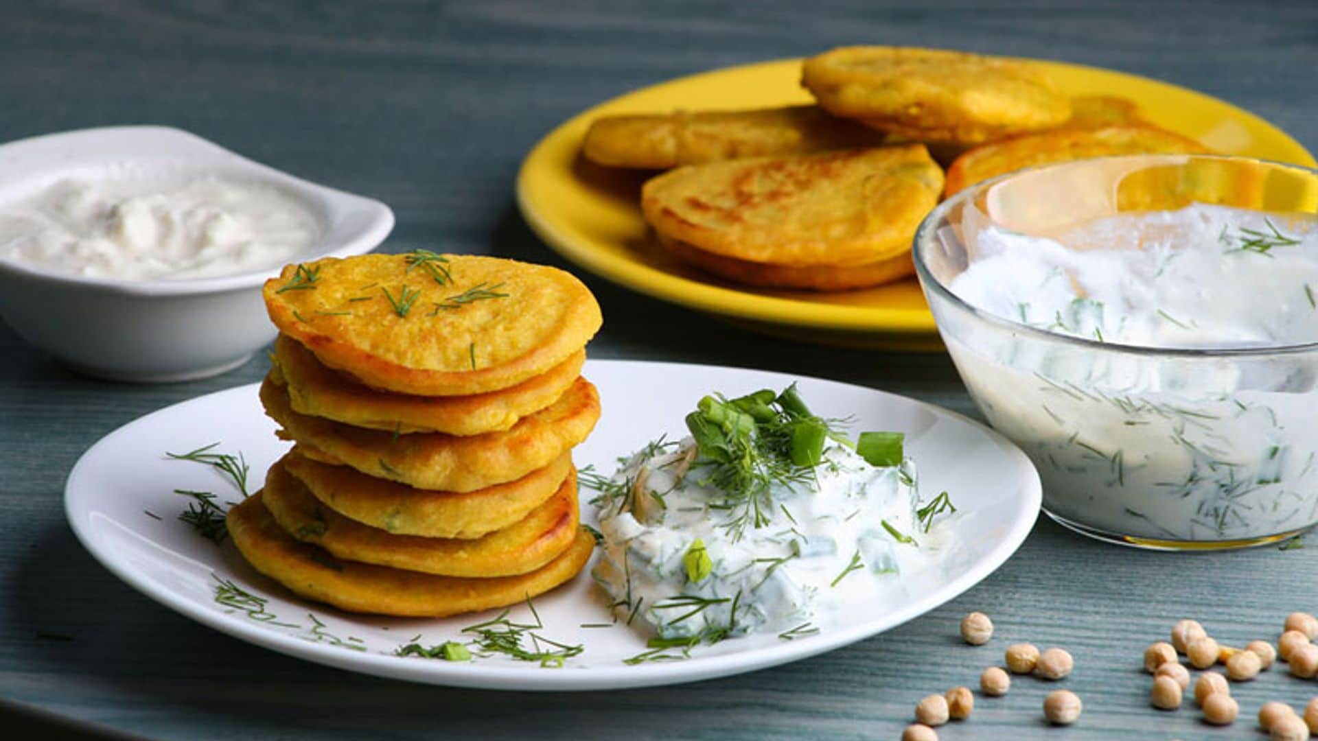 Tortitas de harina de garbanzos con salsa de yogur al eneldo