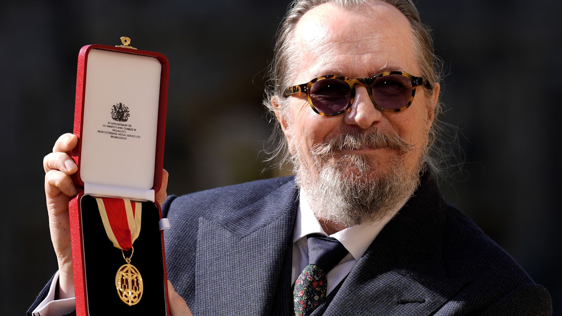 El actor de Sirius Black, nombrado Caballero en medio de la polémica entre J.K. Rowling y Emma Watson