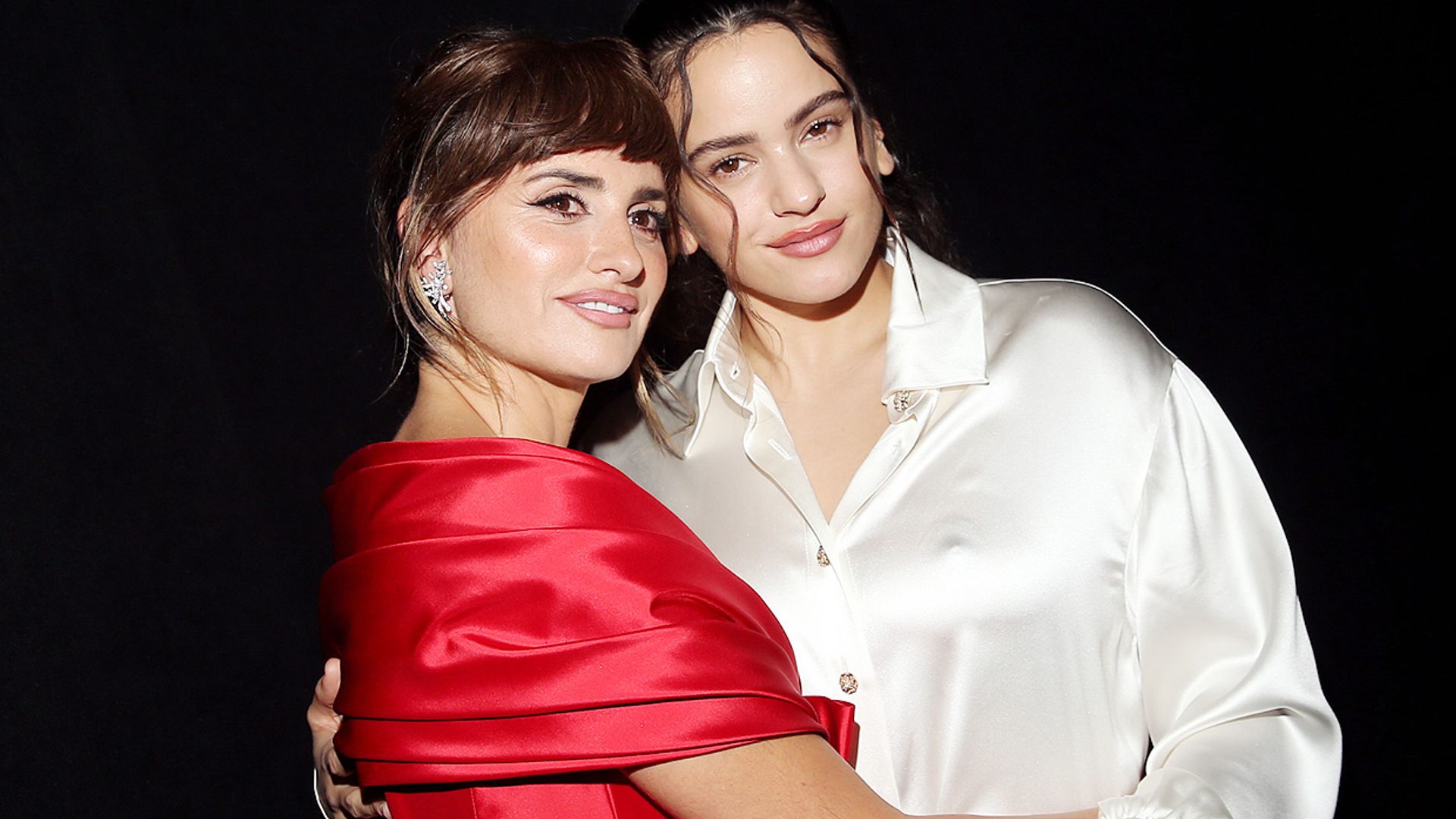 Rosalía confiesa a Penélope Cruz su deseo de ser madre