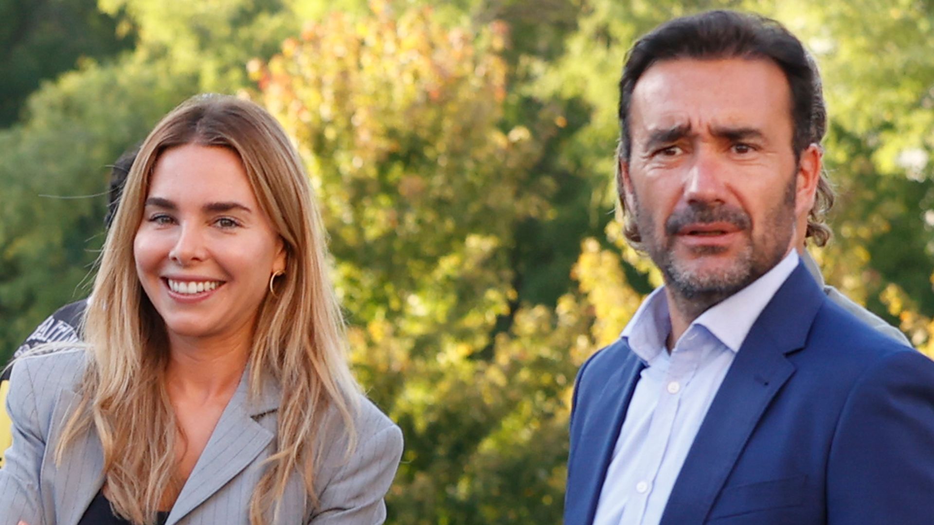 Juanma Castaño y Helena Condis en el funeral de Pepe Domingo Castaño el 5 de octubre de 2023 en Madrid