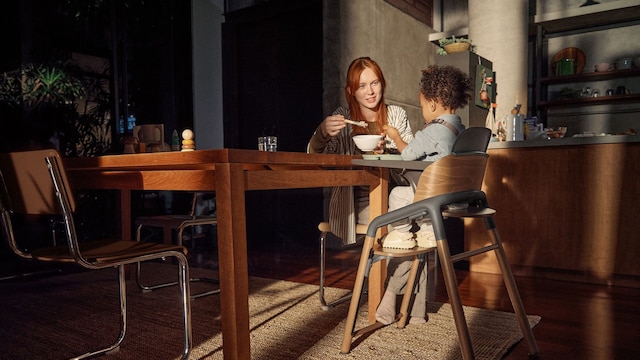 Bugaboo Giraffe trona. Madre con niño desayunando en la cocina.