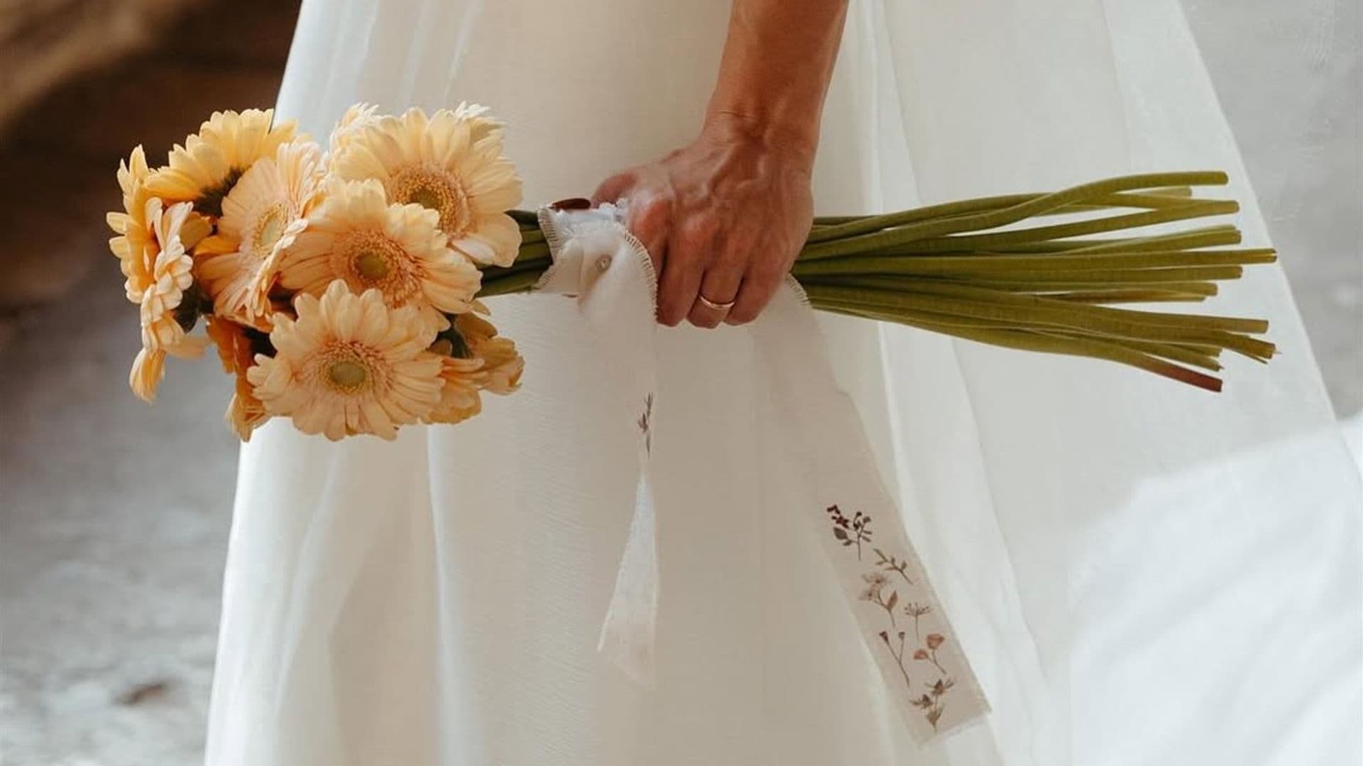 El poder del tallo largo: ramos de novia minimalistas que estilizan y sorprenden
