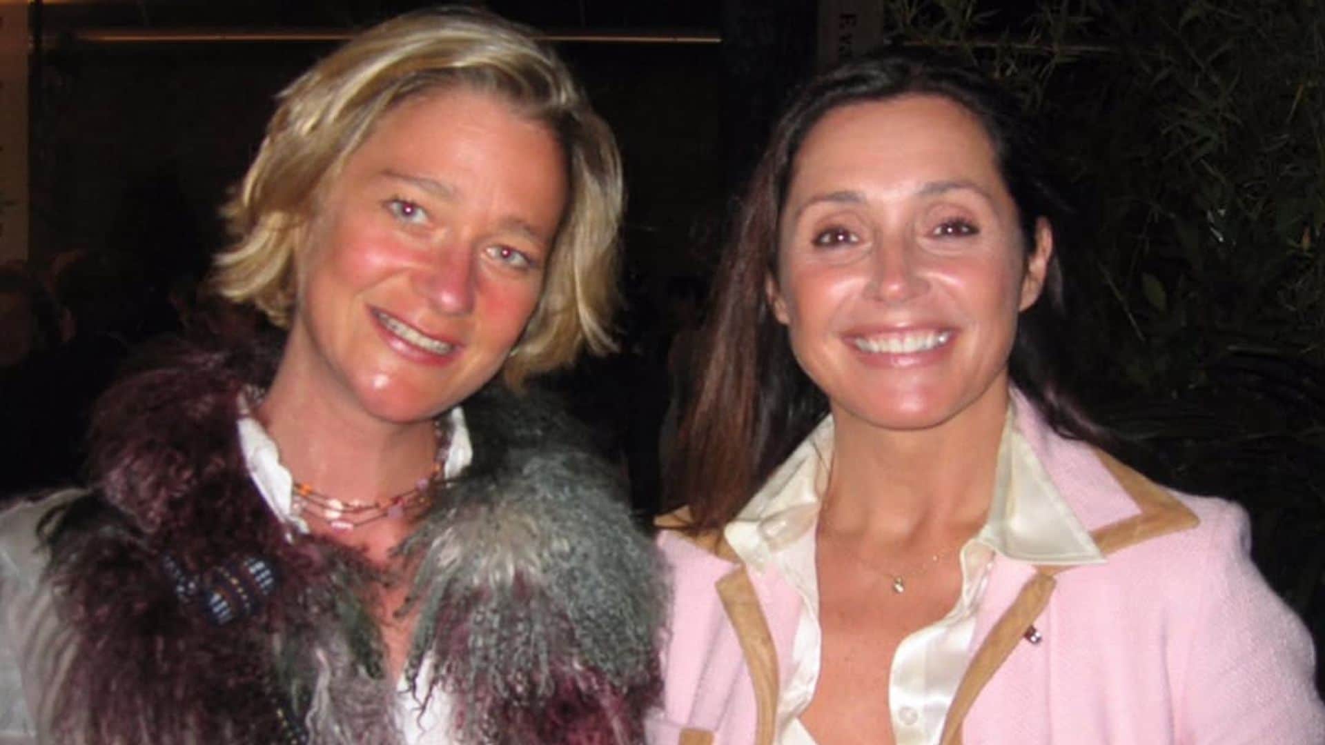 La princesa Delphine de Bélgica, la hija que Alberto II de Bélgica tuvo que reconocer cuando el caso llegó a los tribunales, con Wendy Van Wanten, madre del hijo que el príncipe Laurent tuvo antes de su matrimonio con la princesa Claire y que ha reconocido en septiembre de 2025