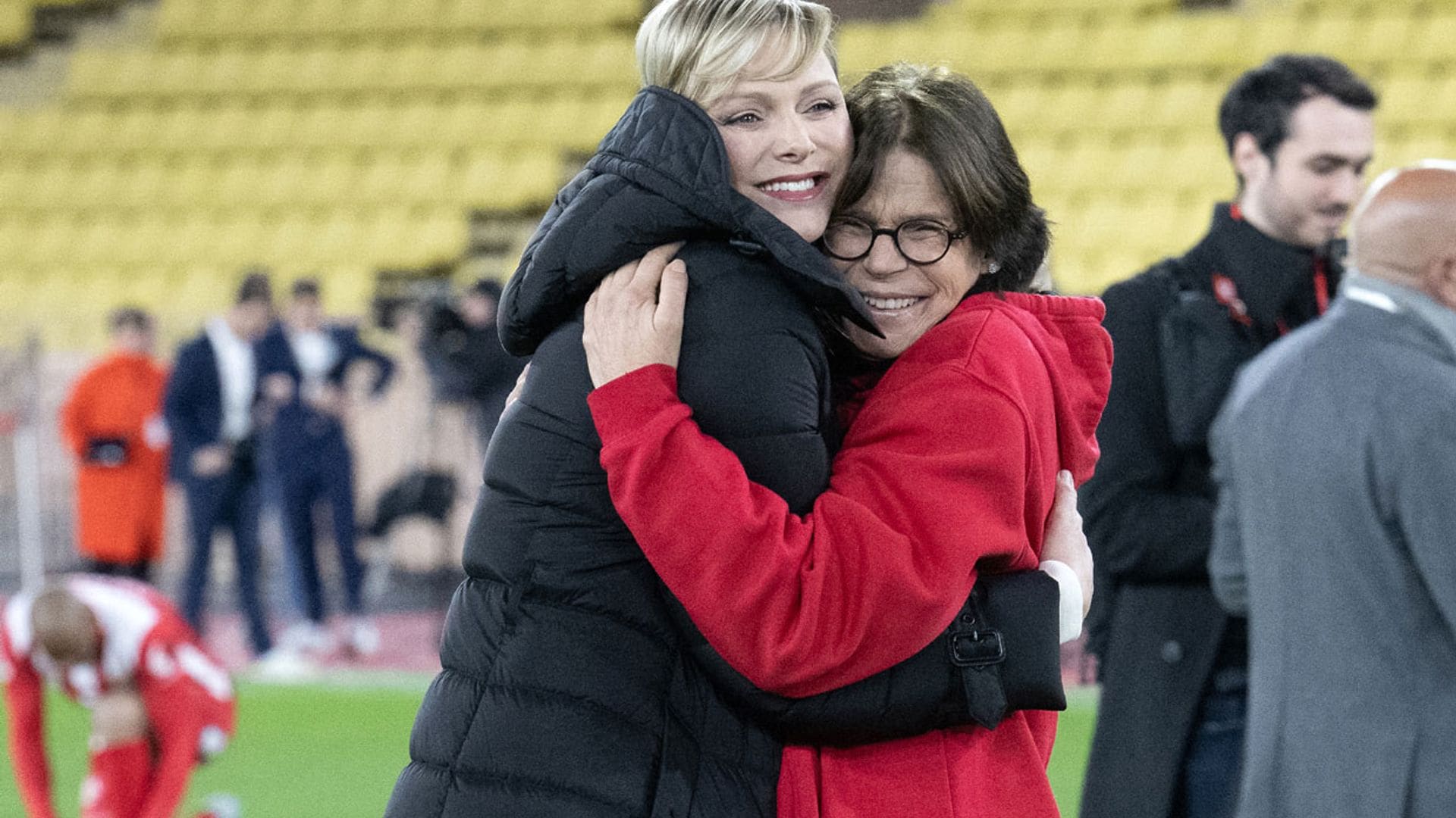 El efusivo abrazo de Charlene y Estefanía de Mónaco que arroja luz sobre cómo es la relación entre las cuñadas