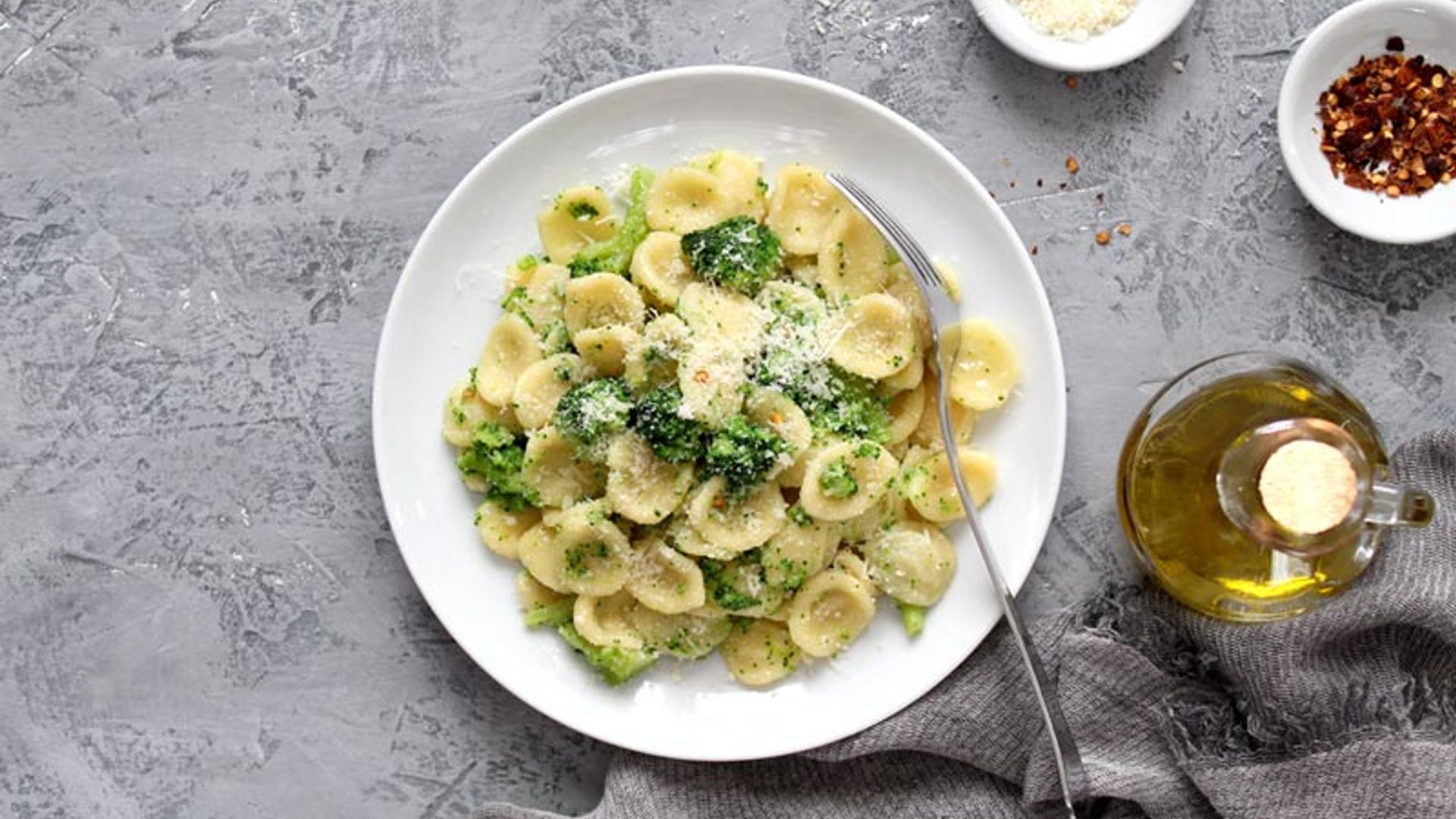 Conchitas con brécol y parmesano
