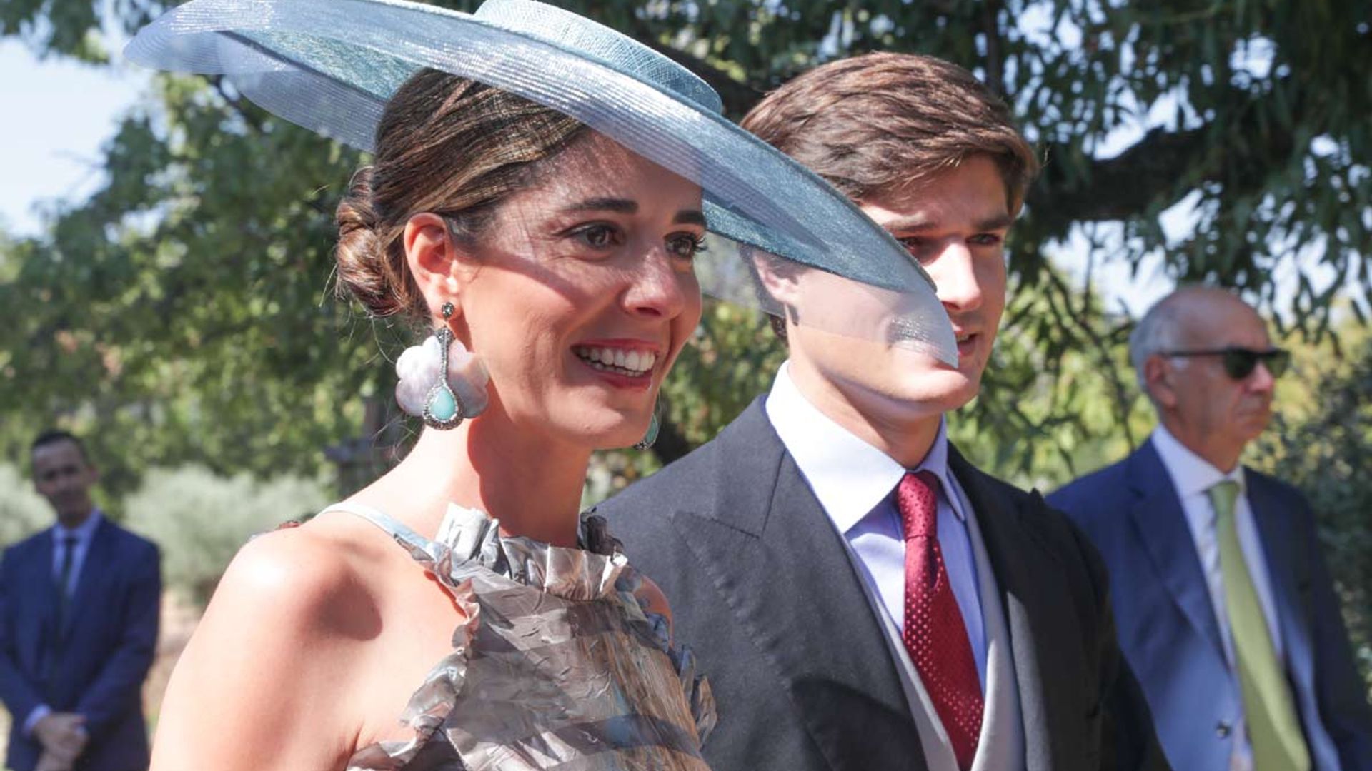 Vestido metalizado y pendientes XL, la apuesta de Belén Corsini en el gran día de su hermana