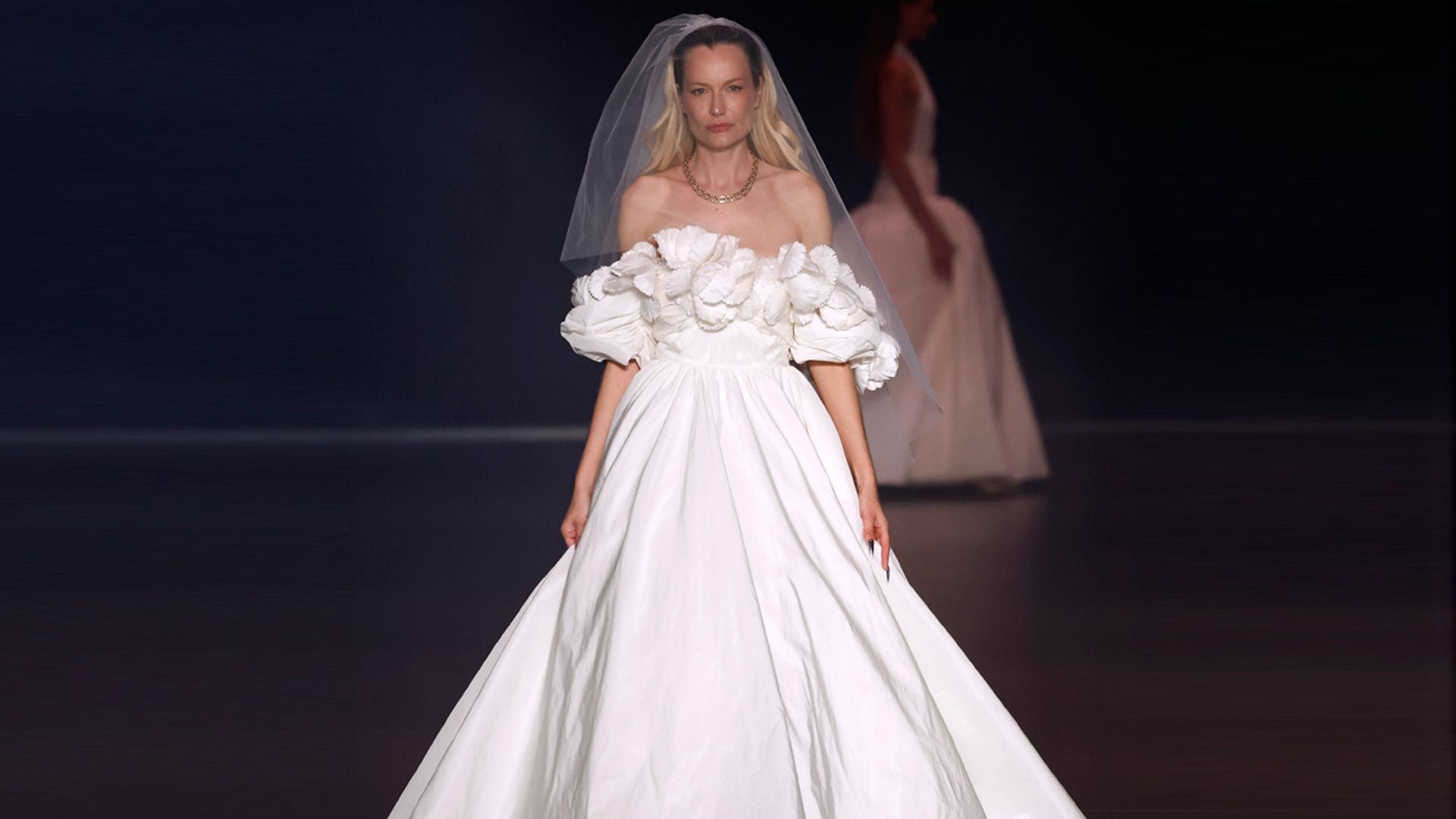 Yolancris presenta una colección de encajes florales ideal para las novias más modernas