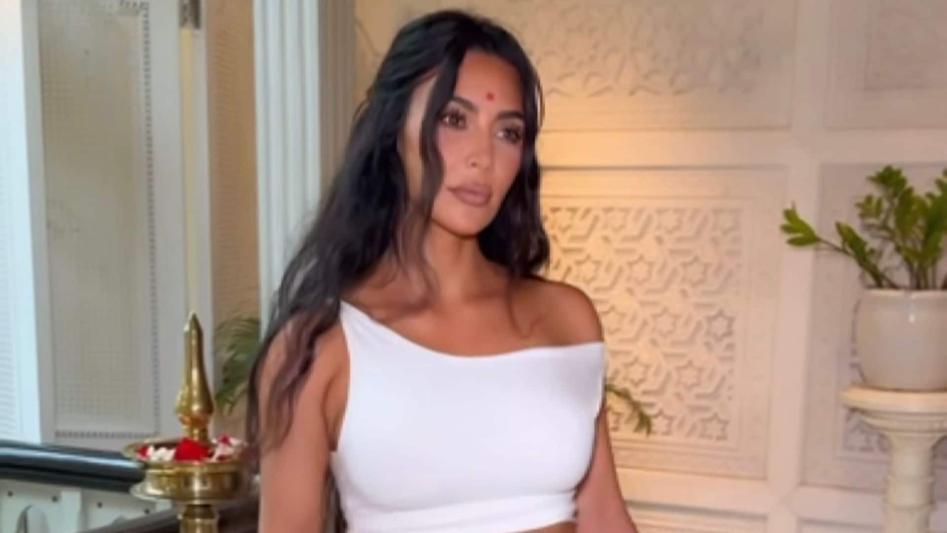 Kim y Khloé Kardashian impactan con sus looks de invitadas de lujo en la boda de Mumbai