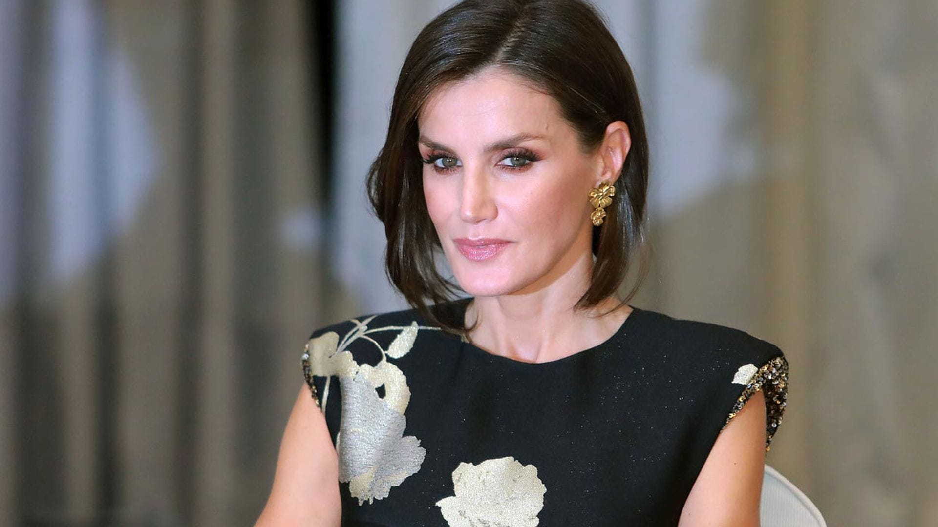 Los looks virales de la Reina en su cita con el periodismo donde arriesga y gana
