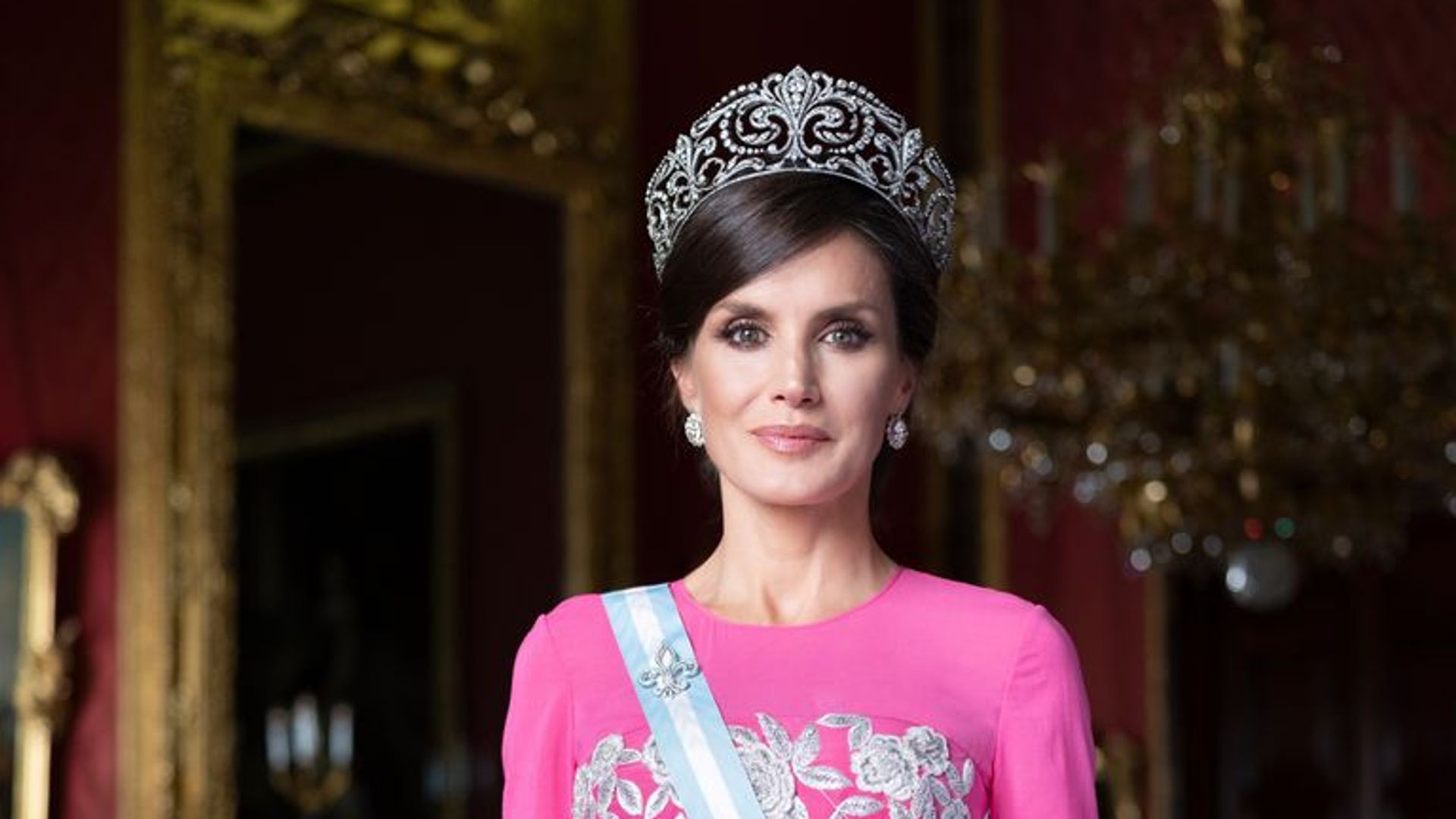 La reina Letizia con la tiara de la Flor de Lis en una foto oficial vestida de gala 