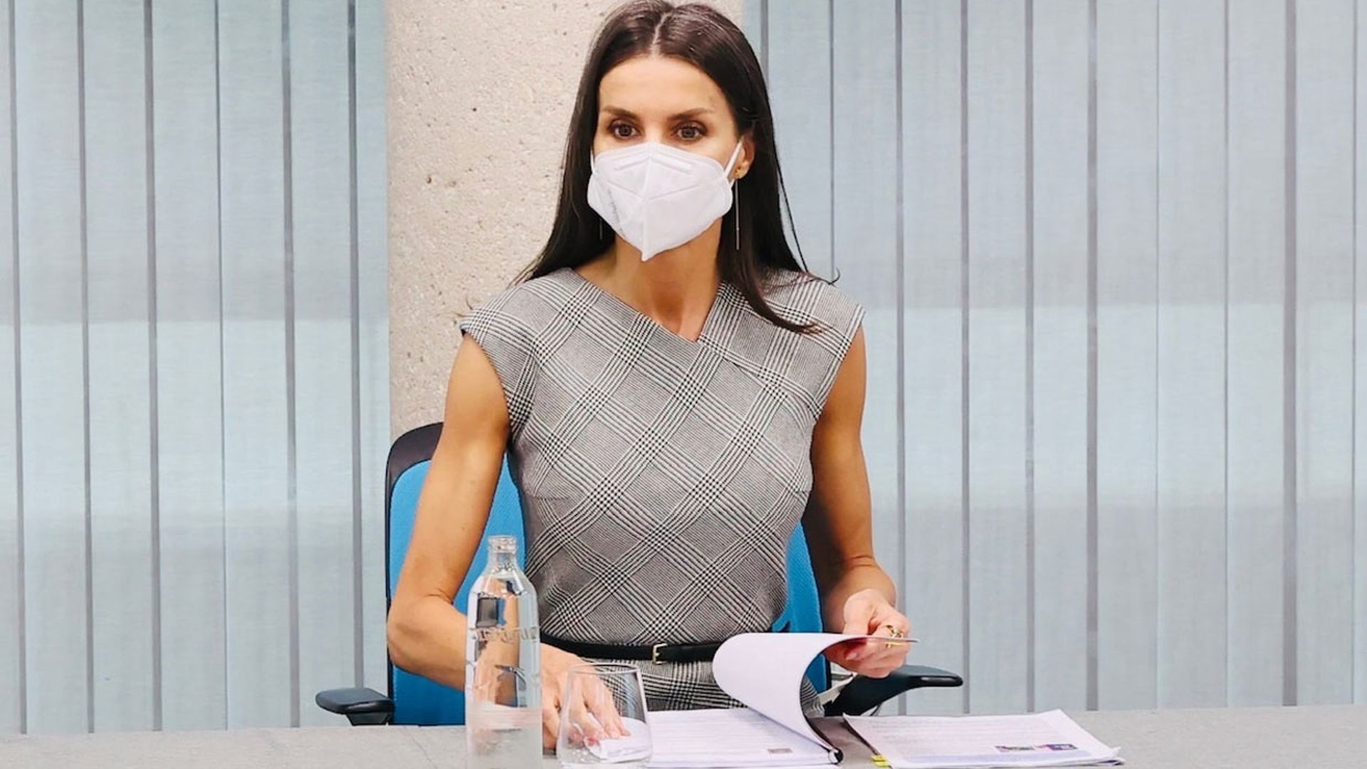 Doña Letizia recicla su falso vestido 'wrap', un diseño creado para estilizar la figura