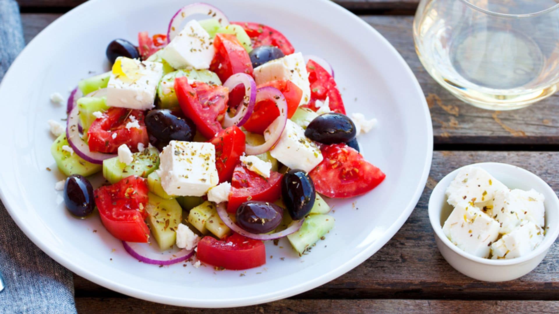Ensalada de tomate, queso feta y aceitunas negras