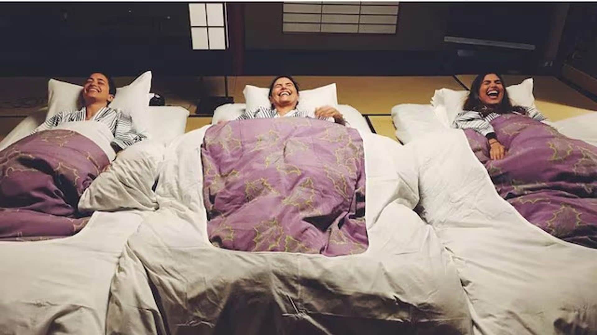 A carcajada suelta, 'Chiqui' Delgado con su hija Marielena y Paola Ramos en un viaje a Japón en 2016