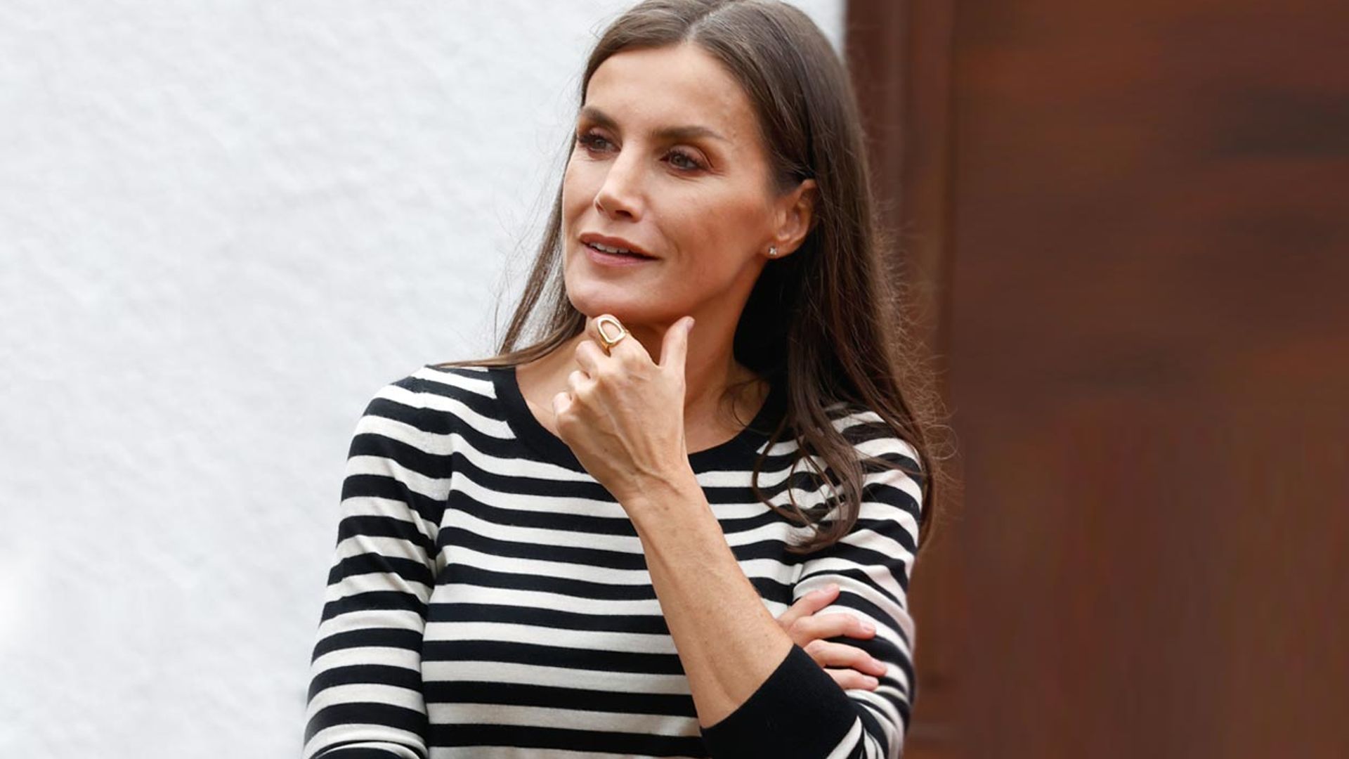 Doña Letizia recupera su imagen más relajada con un jersey marinero y botines 'cowboy'