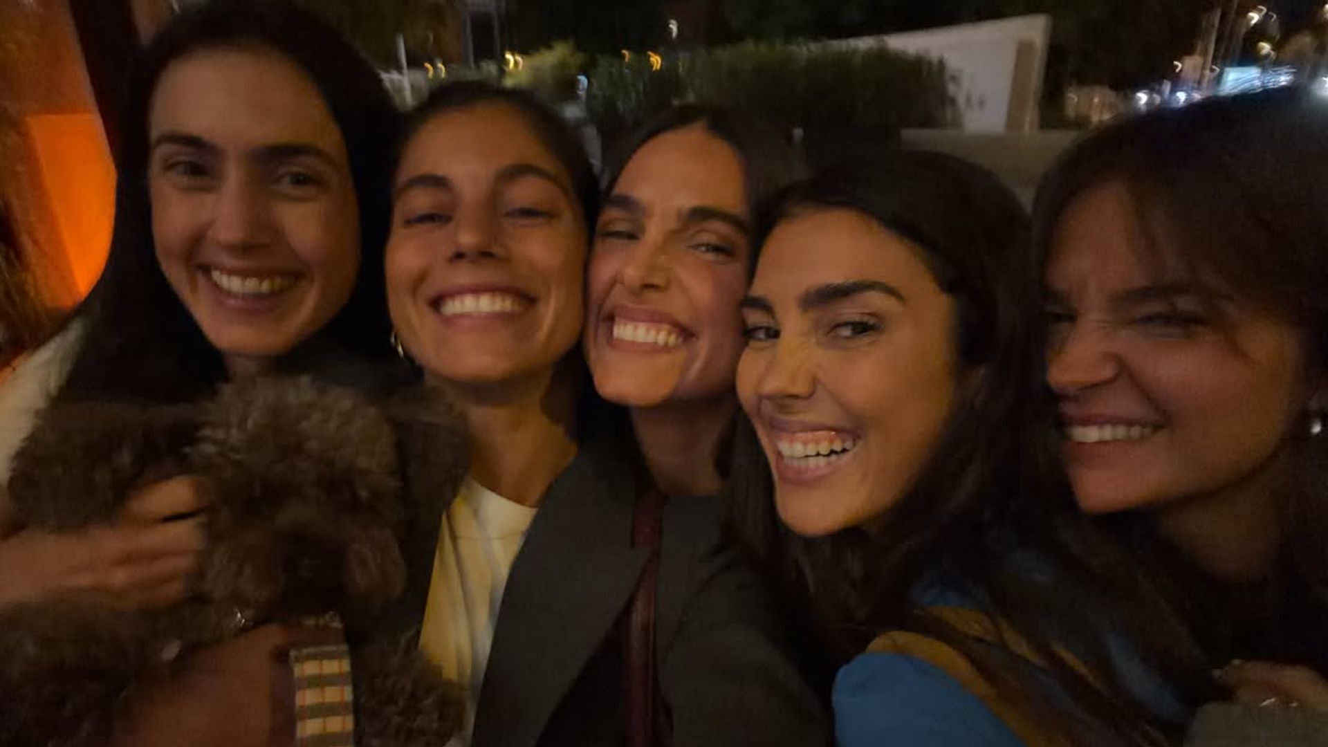 Anna con su grupo de amigas y compañeras