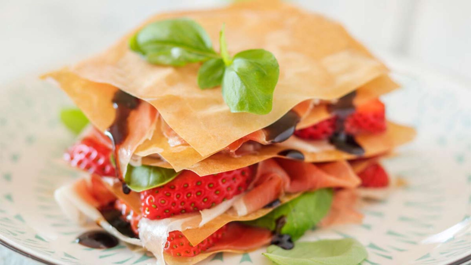 Lasaña de pasta filo con fresas, jamón y balsámico