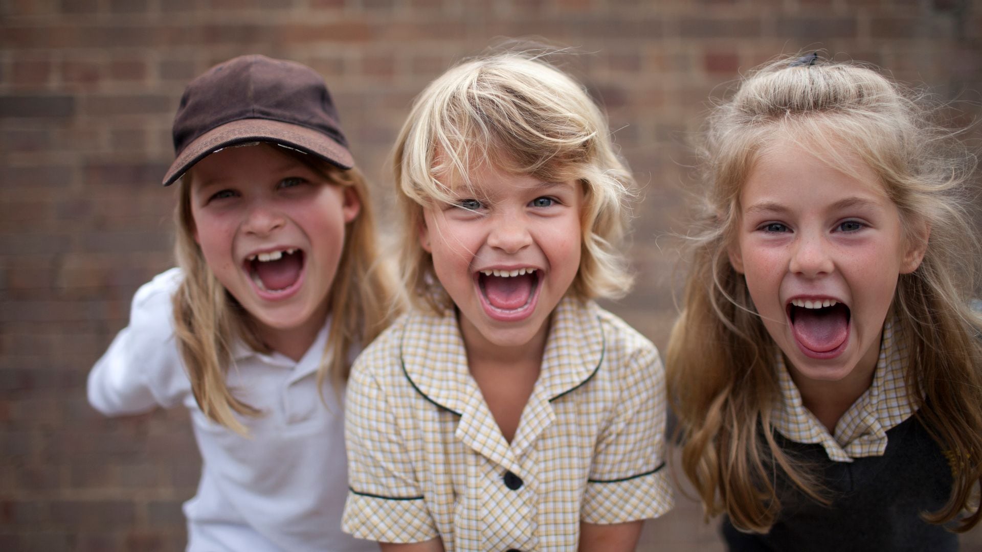 Amigos jugando y sonriendo en primer plano en el patio del colegio
