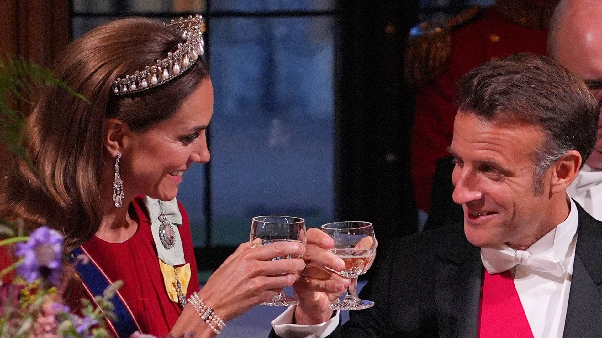  Kate Middleton impacta a la prensa internacional, mientras Macron le guiña un ojo y Carlos III se ríe a carcajadas a cuenta del vino