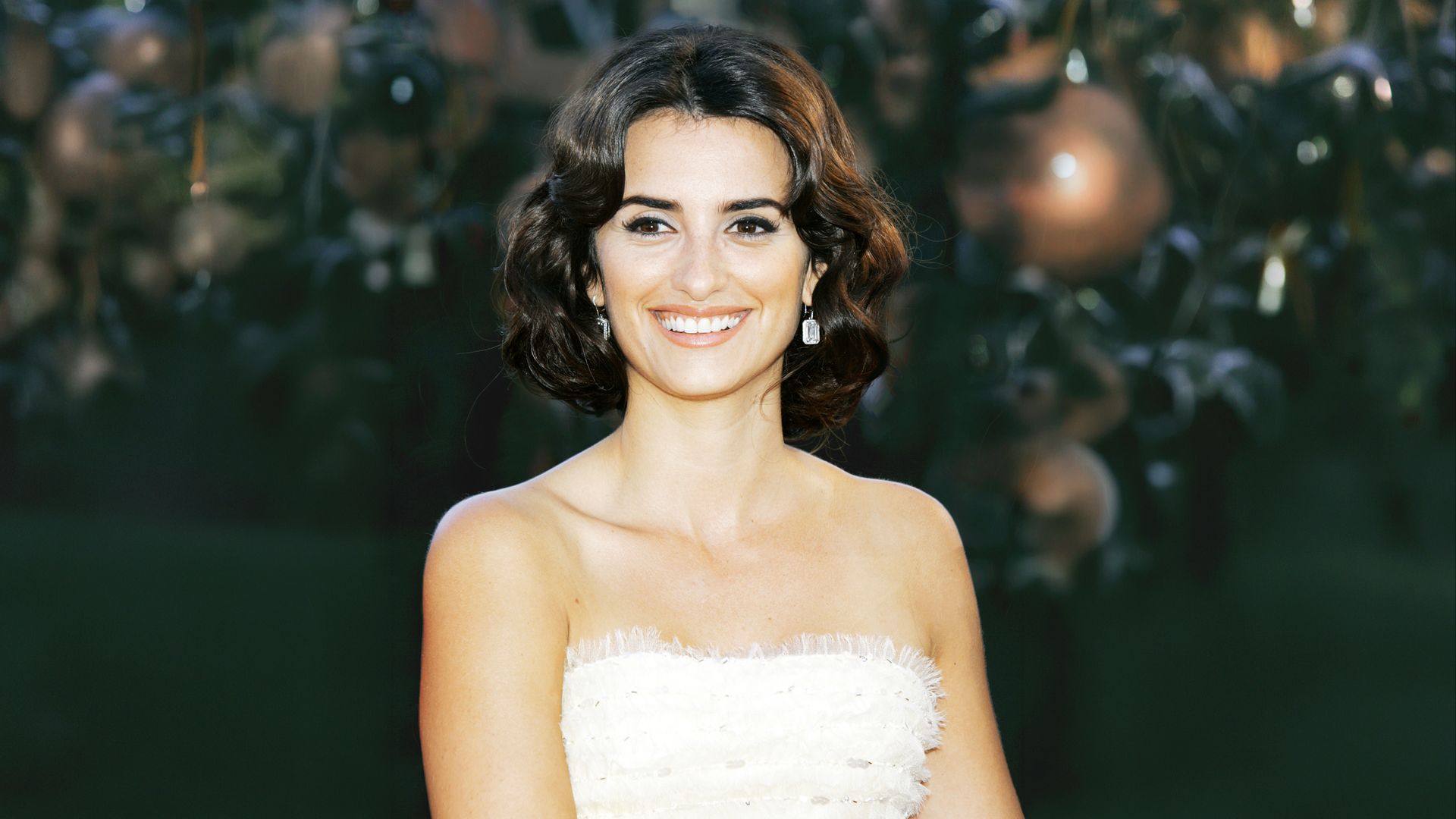 Galliano, Versace y un premio histórico: los tres vestidos de Penélope Cruz que la consagraron en el Festival de Cannes hace 20 años
