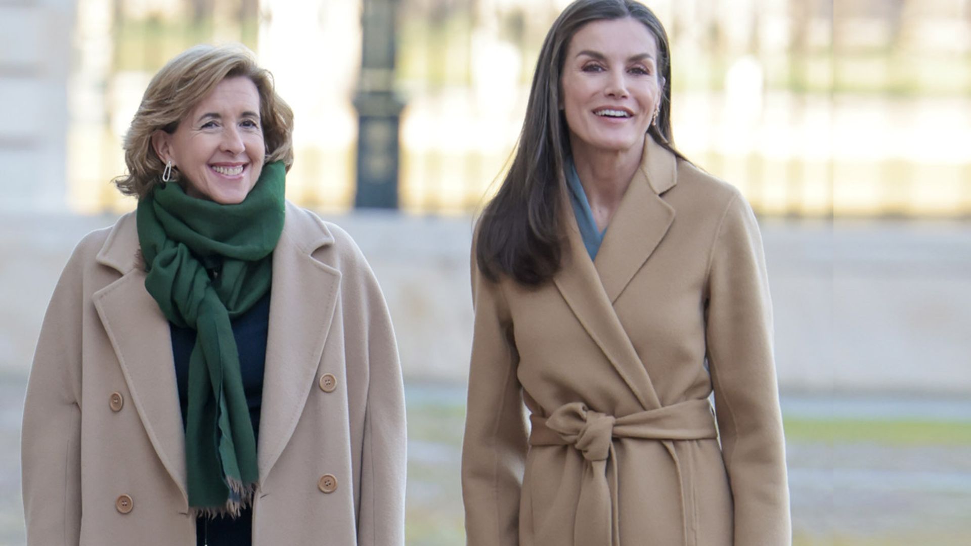 Comodidad y elegancia para la reina Letizia con el abrigo batín que marca cintura y nuevos tacones bajos