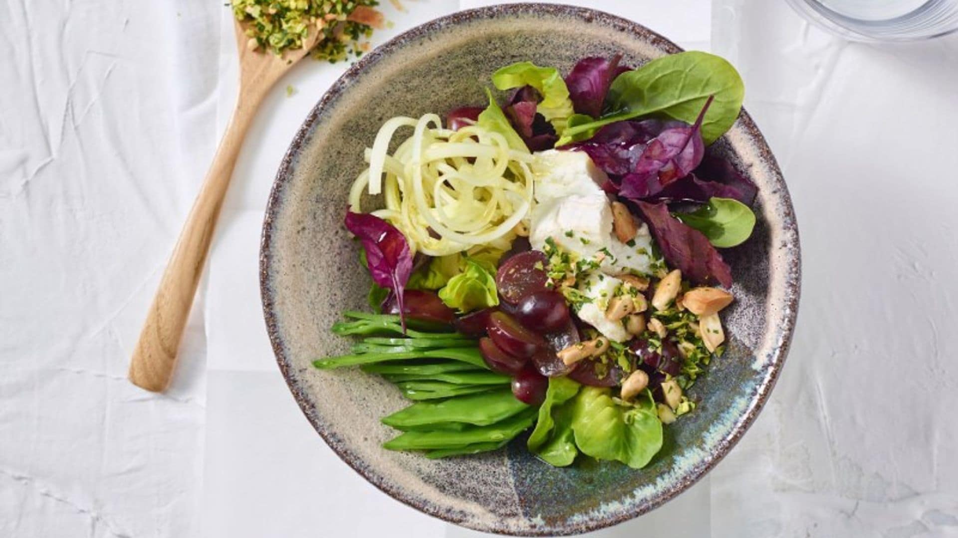 Ensalada de uvas, tirabeques y gremolata