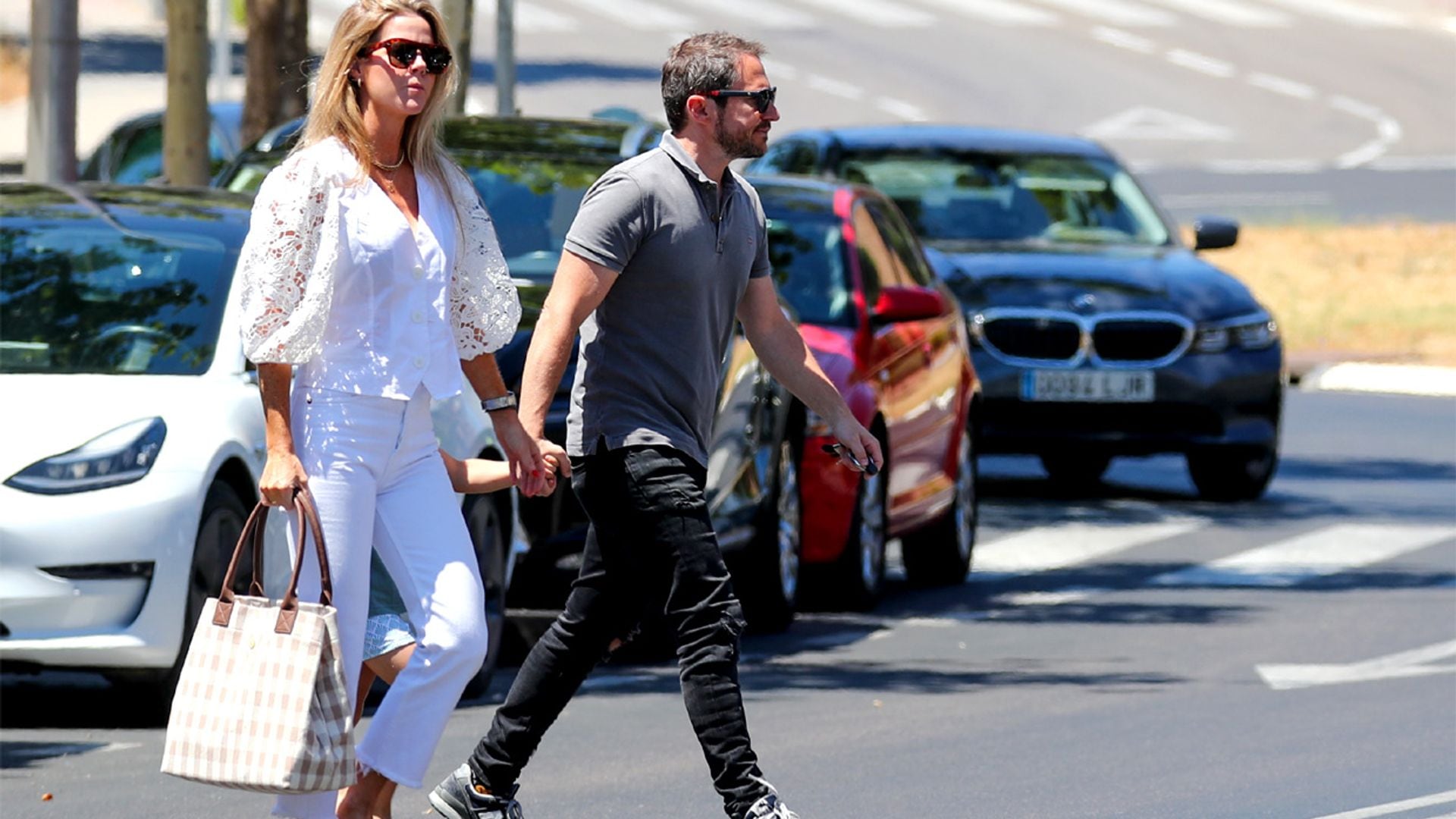 Amelia Bono y Manuel Martos, de compras con su hijo pequeño tras anunciar ¡HOLA! su reconciliación