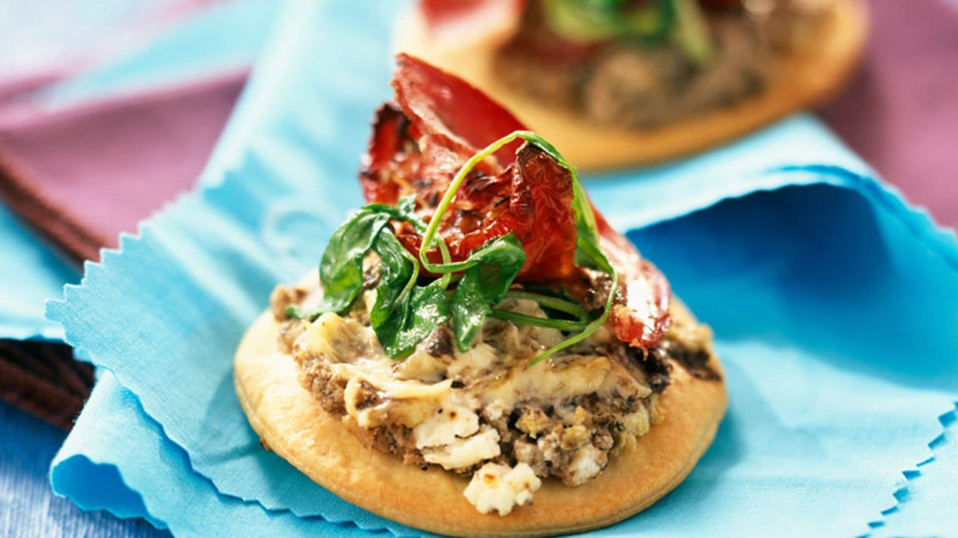 'Minipizzas' con tapenade y piquillos rellenos