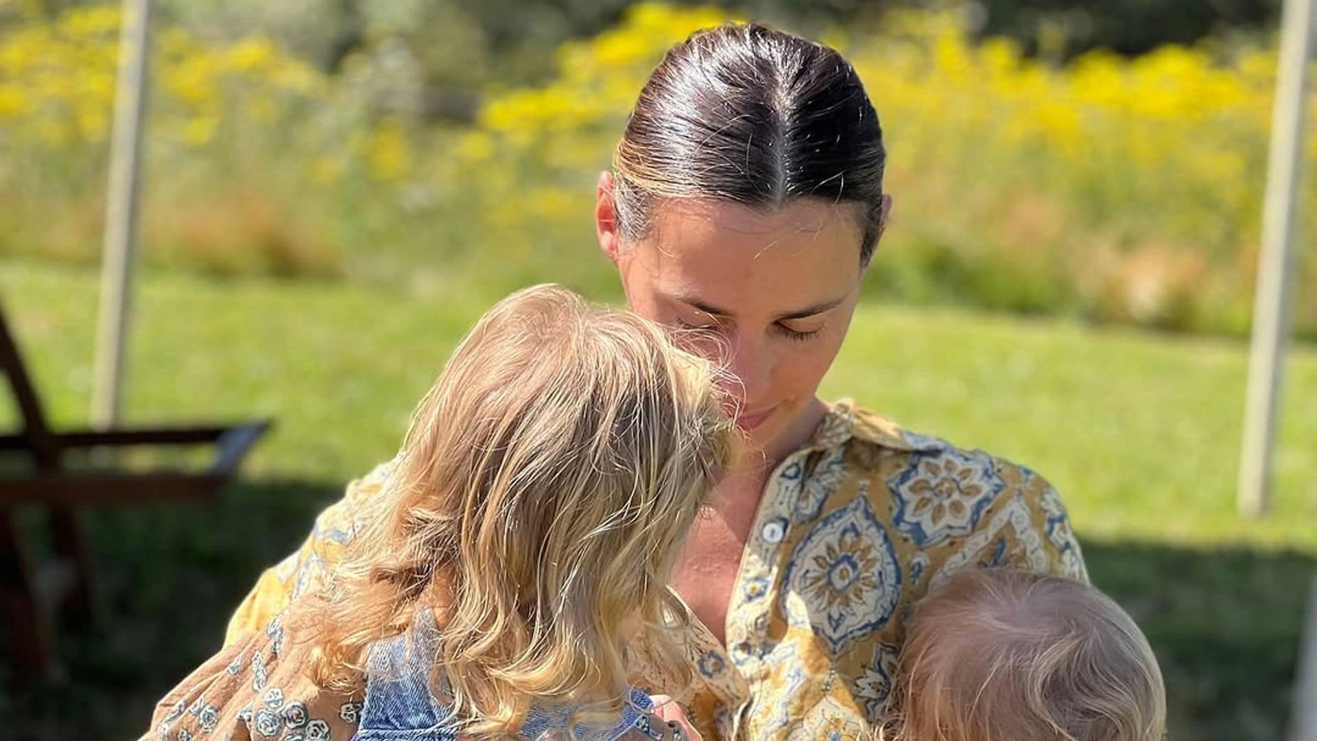 Claudia Osborne comparte nuevas imágenes con sus hijas y su tendencia favorita a la hora de vestirlas