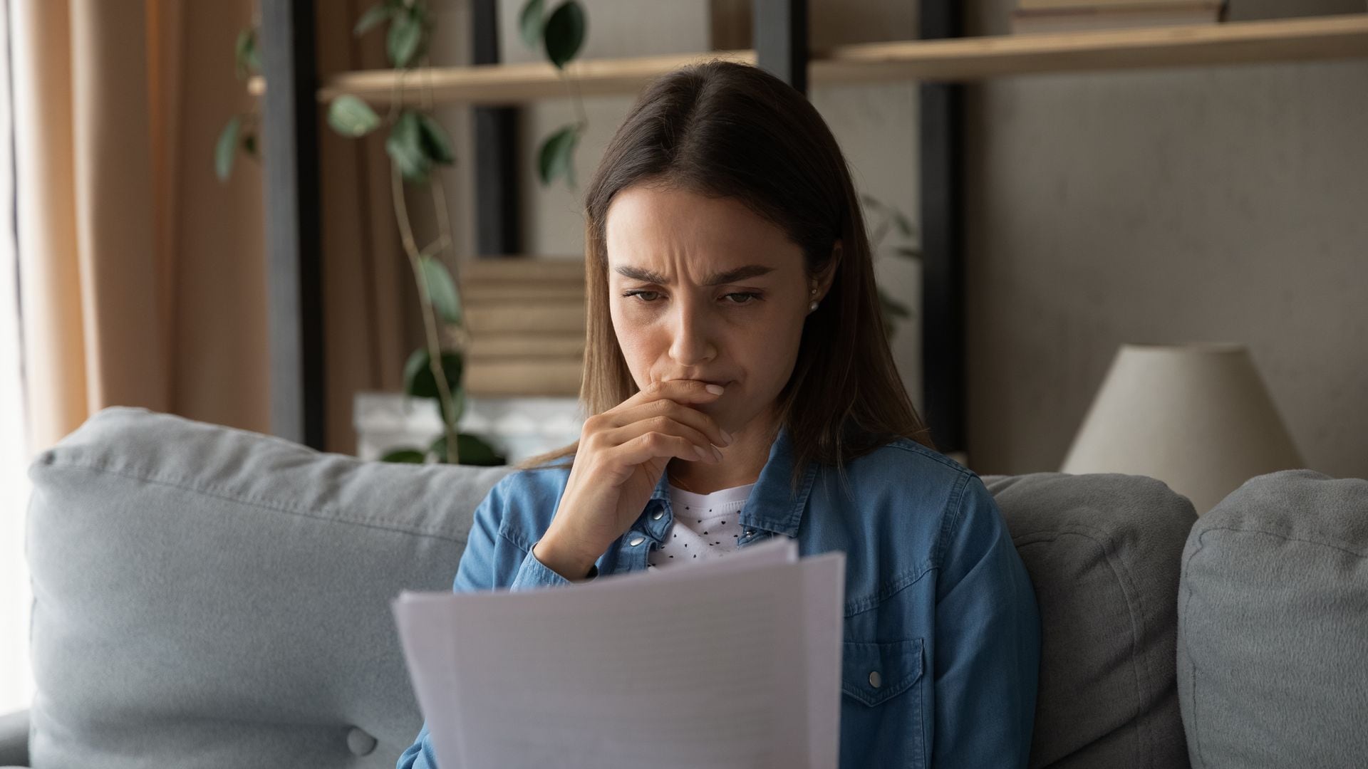 Mujer comprobando unos papeles 