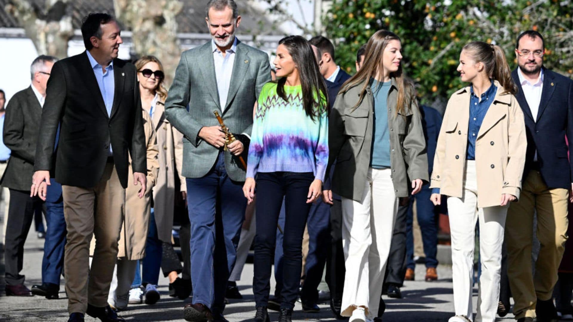 La princesa Leonor en su visita al Pueblo Ejemplar, junto a los Reyes y la Infanta: 'A ver si aprendo ya a escanciar'