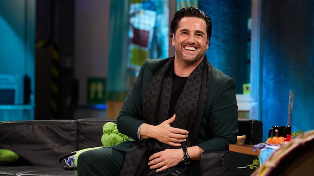 Plano entero de David Bustamante en La Revuelta sentado en el sofá