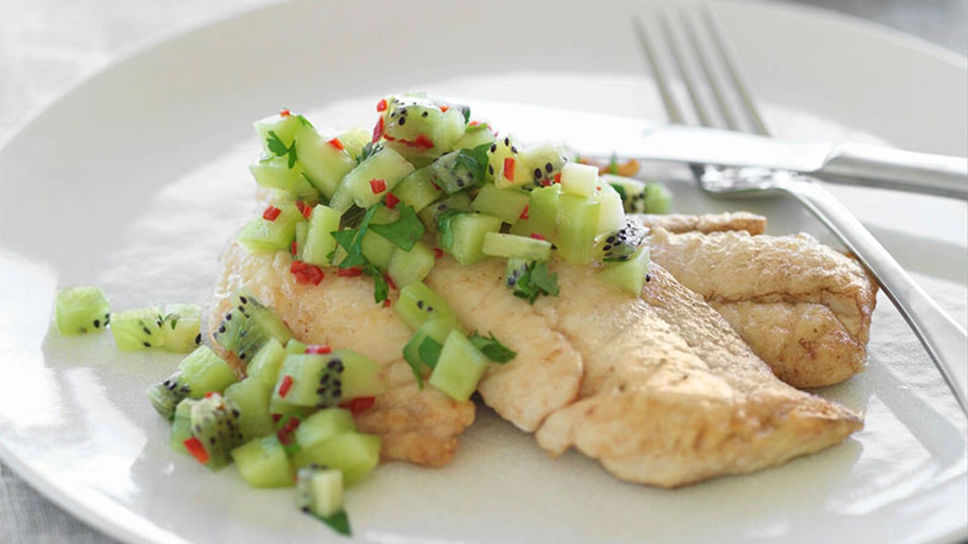 Filetes de pescado a la plancha con guarnición de kiwi picante