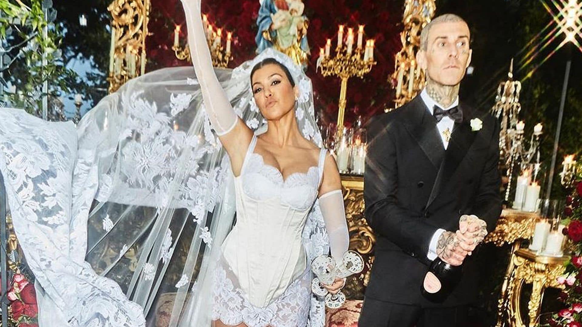El rompedor look de novia de Kourtney Kardashian: un minivestido corsé y velo con mensaje