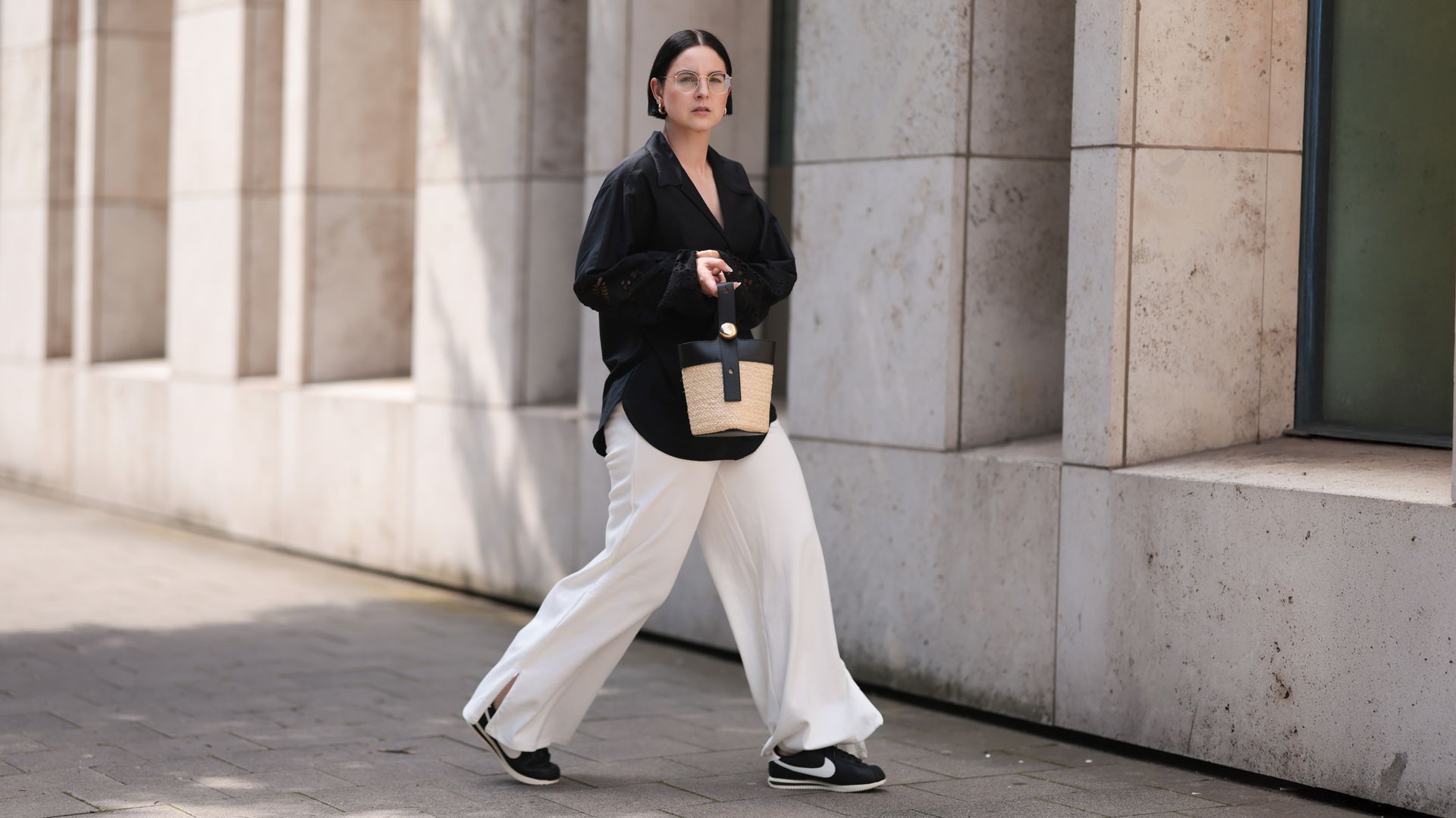 Maria Barteczko con pantalones blancos, camisa negra y zapatillas de Nike en Berlin