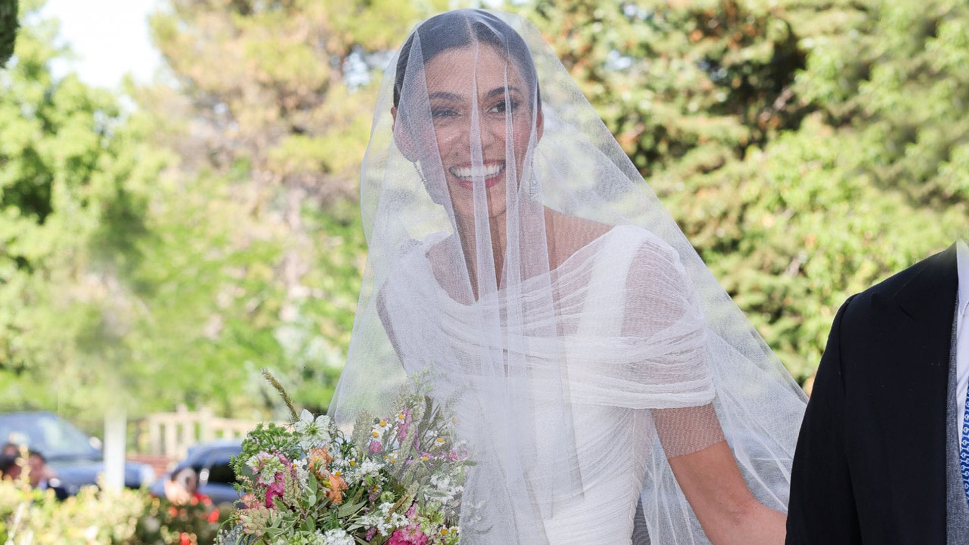 El vestido de novia de Lucía Páramo, un romántico diseño con cuerpo drapeado y falda bordada