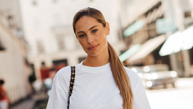influencer con camiseta blanca