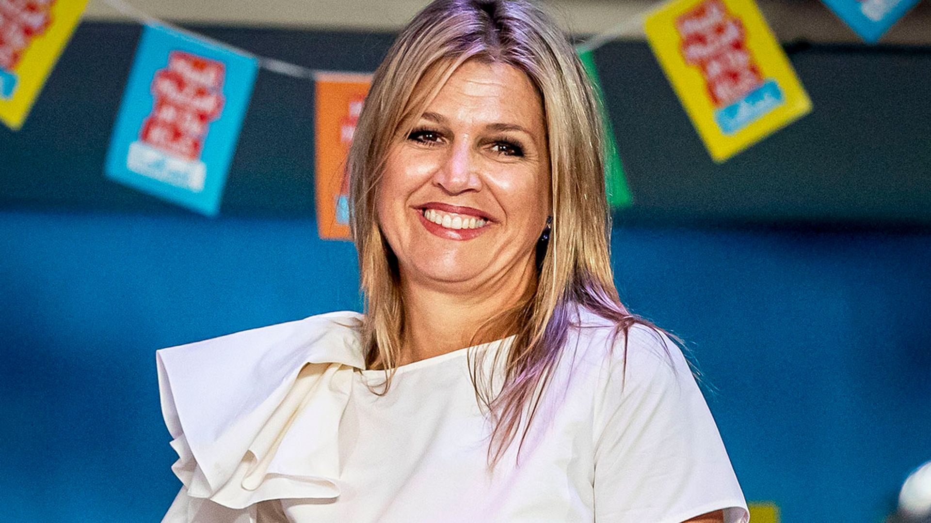 Máxima de Holanda y su innovador look: vaquero 'palazzo' y camiseta 3D