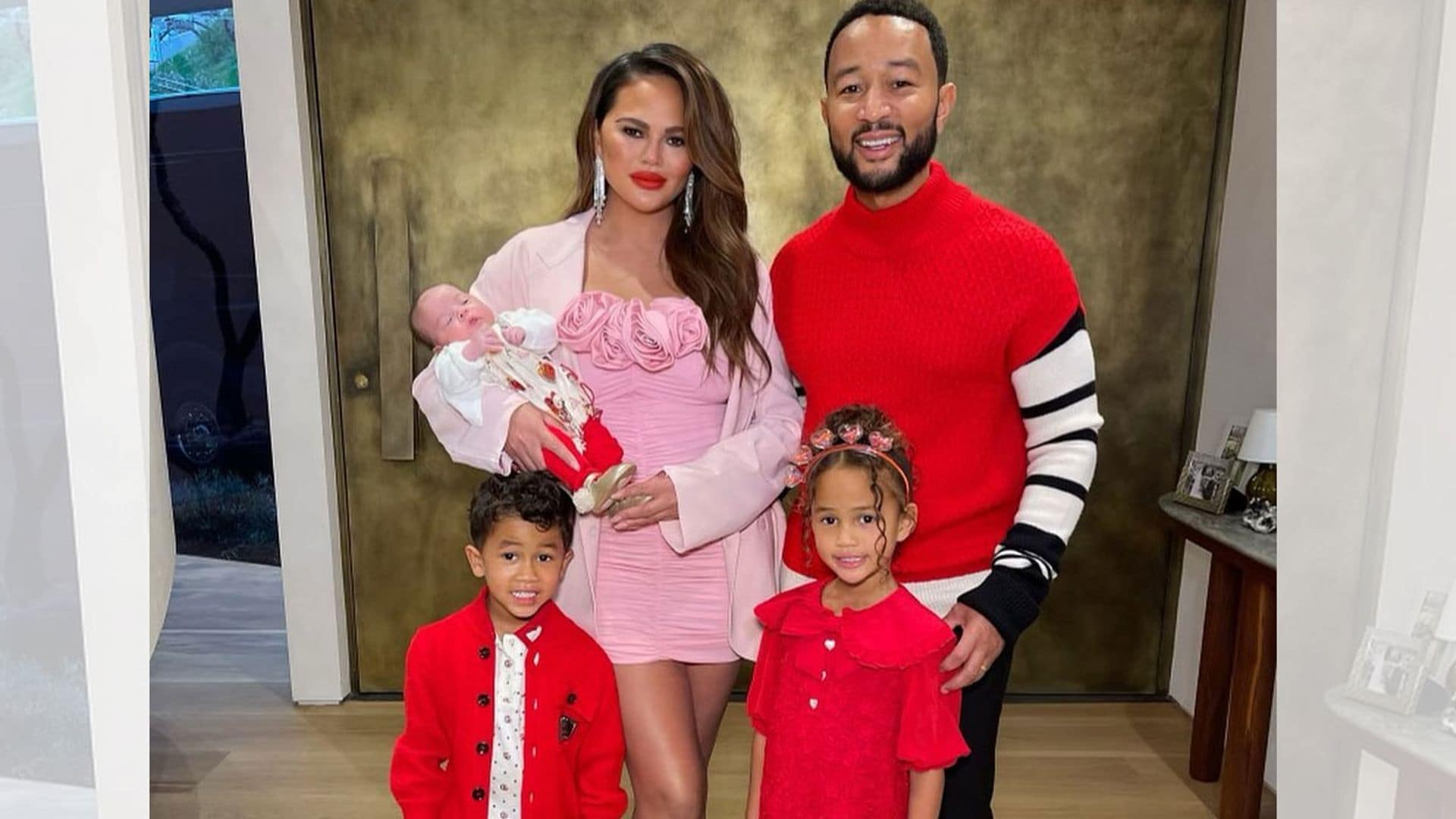 El primer posado familiar de Chrissy Teigen y John Legend siendo cinco