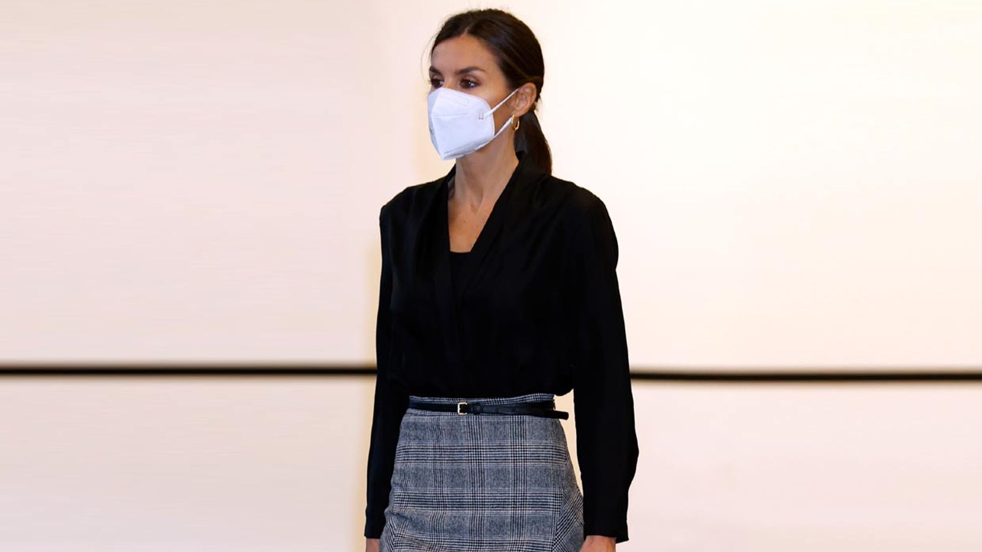 Doña Letizia despide el año con su falda preferida y un accesorio inesperado